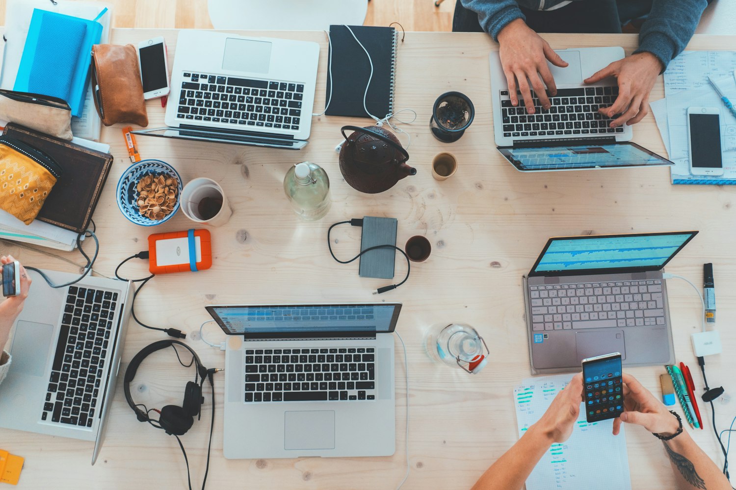Equipe colaborando no desenvolvimento de produtos de tecnologia