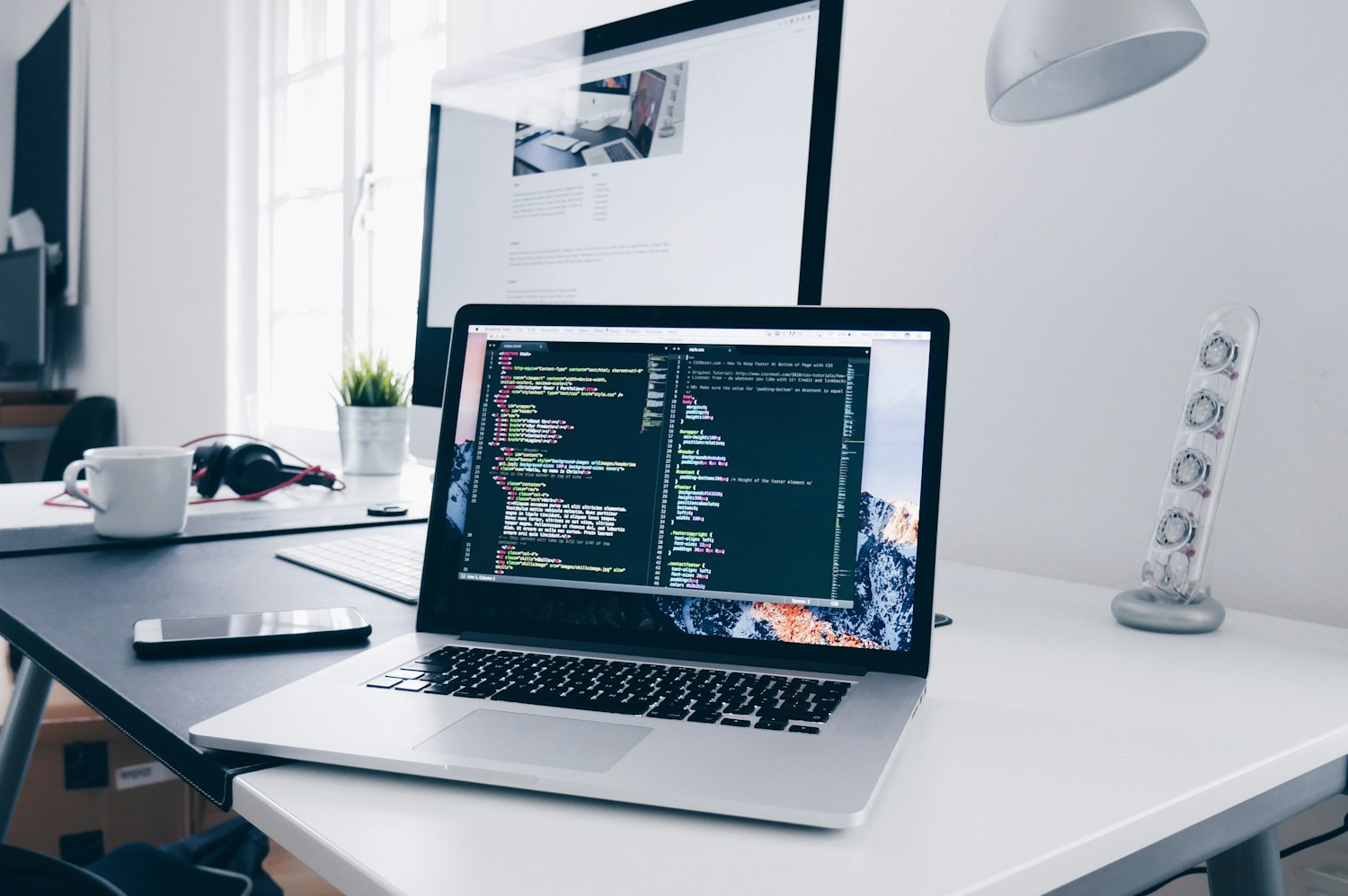 Ambiente de desenvolvimento com código e monitores